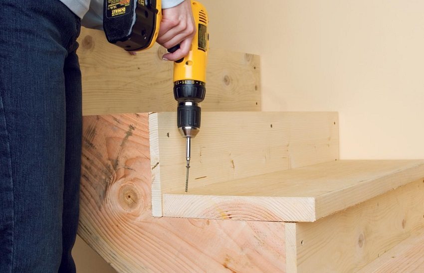 Отвън стъпалата са фиксирани с самонарезни винтове. Отвън стъпалата са фиксирани с самонарезни винтове.