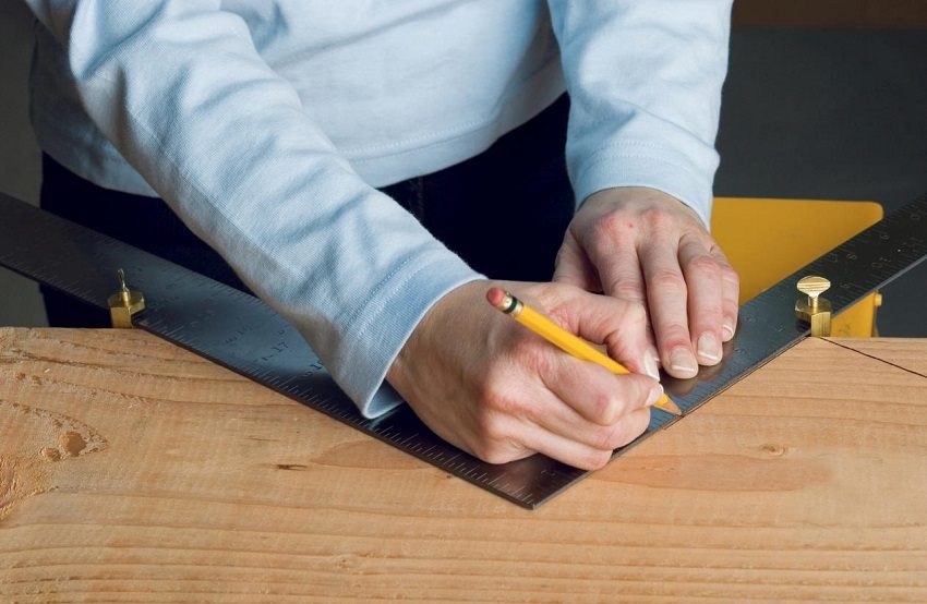 Удобно е да маркирате стрингера с помощта на дърводелски квадрат Удобно е да маркирате стрингера с помощта на дърводелски квадрат