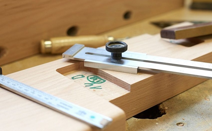 В гредите на тетивата са избрани жлебове за стъпки за закрепване В гредите на тетивата са избрани жлебове за стъпки за закрепване