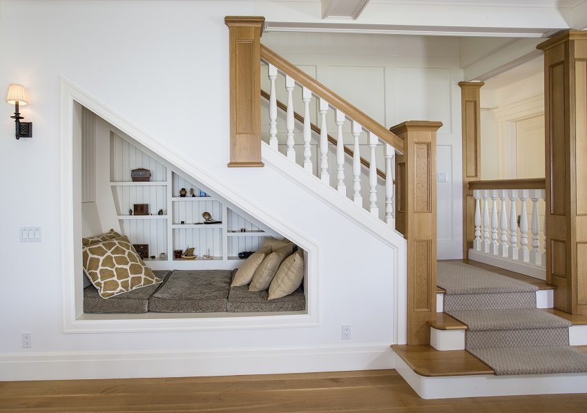 Можете да изчислите стълбите към втория етаж, като вземете предвид подреждането на зоната за отдих под него Можете да изчислите стълбите към втория етаж, като вземете предвид подреждането на зоната за отдих под него