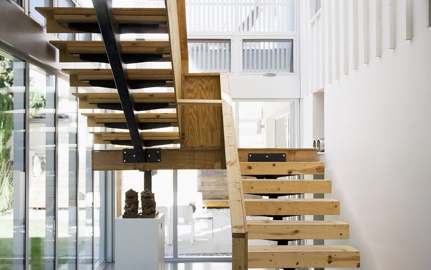 Походно въртящо се стълбище върху метална струна Походно въртящо се стълбище върху метална струна