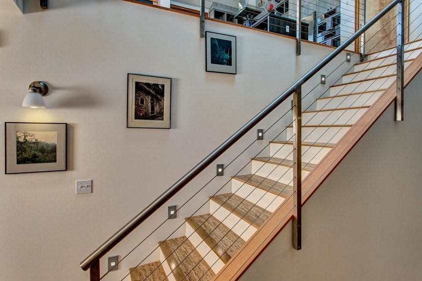 Балюстрадата и парапетите на стълбите са оборудвани с метална тръба Балюстрадата и парапетите на стълбите са оборудвани с метална тръба