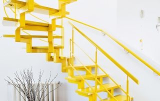 Lakukan sendiri tangga ke tingkat dua di sebuah rumah persendirian. Gambar rajah tangga