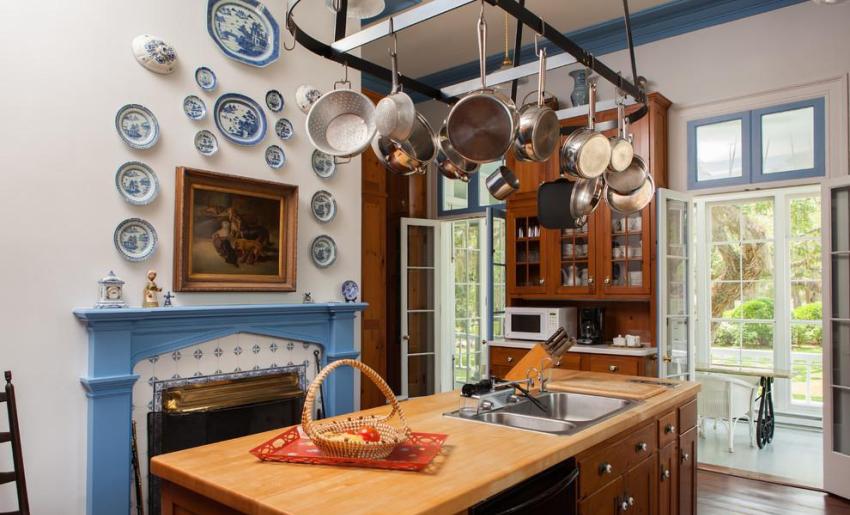 Nhà bếp mùa hè có một lò sưởi có thể được sử dụng để sưởi ấm vào mùa đông. Nhà bếp mùa hè có một lò sưởi có thể được sử dụng để sưởi ấm vào mùa đông.