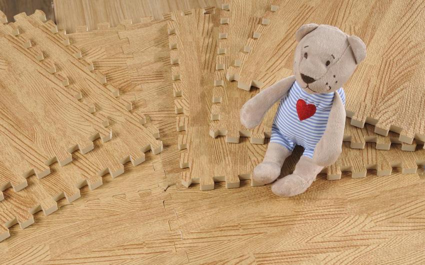 Το πάτωμα στο δωμάτιο του εφήβου μπορεί να είναι διακοσμημένο με παζλ με μοτίβο που μιμείται ξύλο ή laminate Το πάτωμα στο δωμάτιο του εφήβου μπορεί να είναι διακοσμημένο με παζλ με μοτίβο που μιμείται ξύλο ή laminate