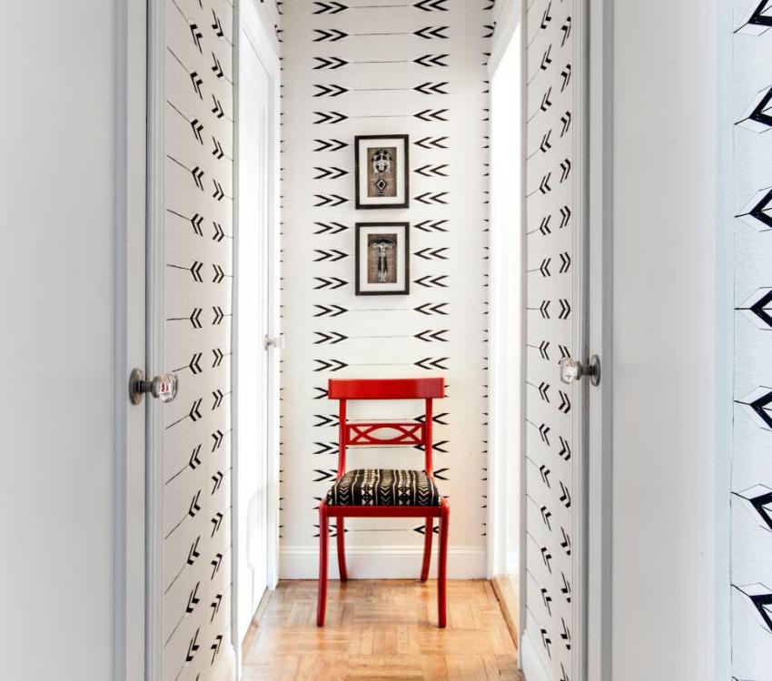 Interiér modernej chodby s vliesovou tapetou Interiér modernej chodby s vliesovou tapetou