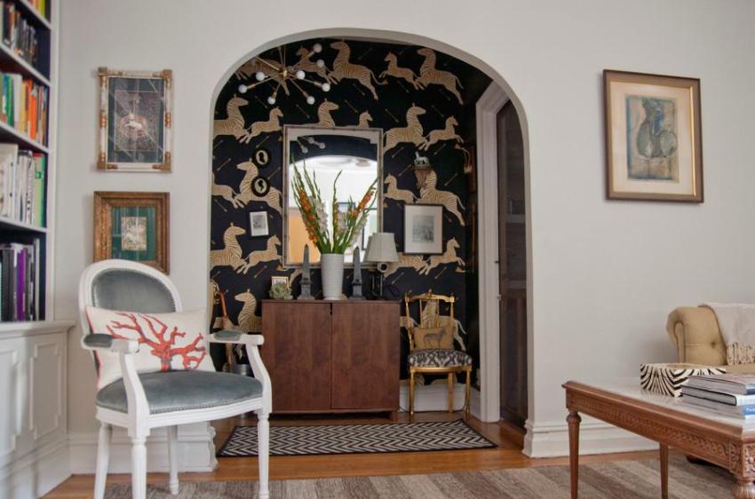 Chodbu zdobí čierna tapeta s aplikovaným zlatým vzorom. Chodbu zdobí čierna tapeta s aplikovaným zlatým vzorom.