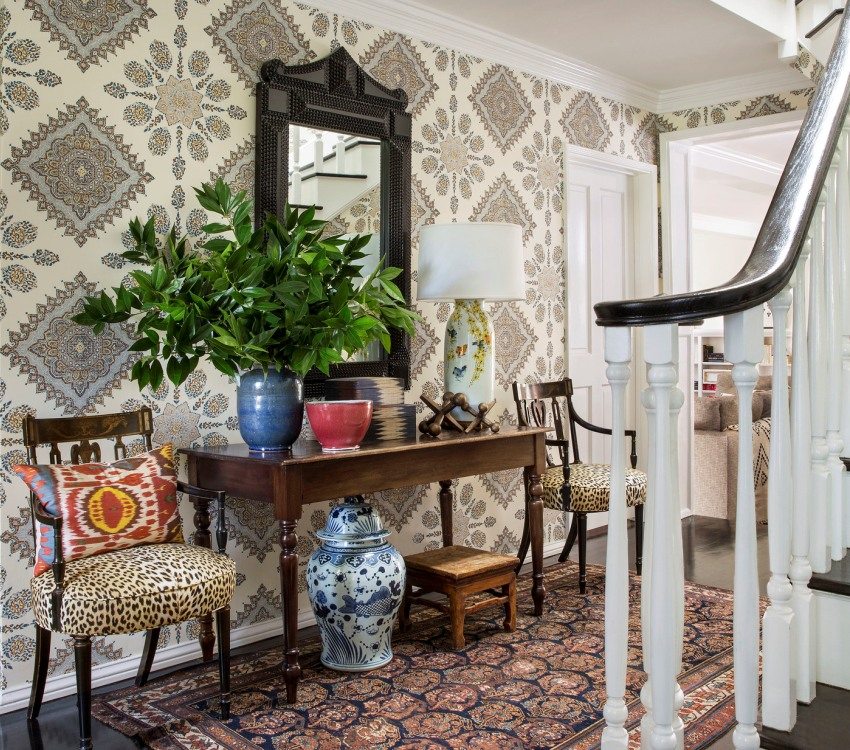 Tapeta s veľkými ornamentmi v dekorácii stien chodby Tapeta s veľkými ornamentmi v dekorácii stien chodby