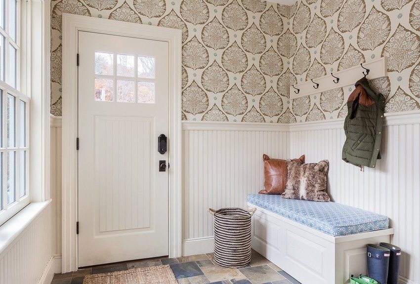 Kombinácia plastových panelov a tapiet v dekorácii stien chodby súkromného domu Kombinácia plastových panelov a tapiet v dekorácii stien chodby súkromného domu