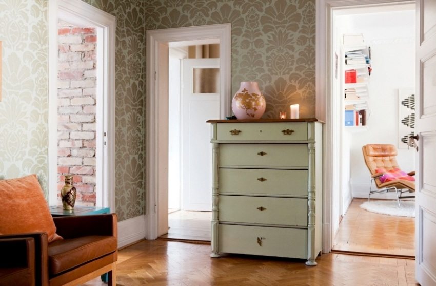 Interiér chodby je vyzdobený v pastelových farbách Interiér chodby je vyzdobený v pastelových farbách