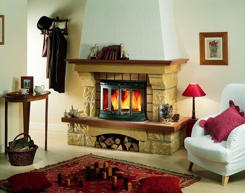 A live fire in the fireplace makes the atmosphere in the house especially cozy A live fire in the fireplace makes the atmosphere in the house especially cozy