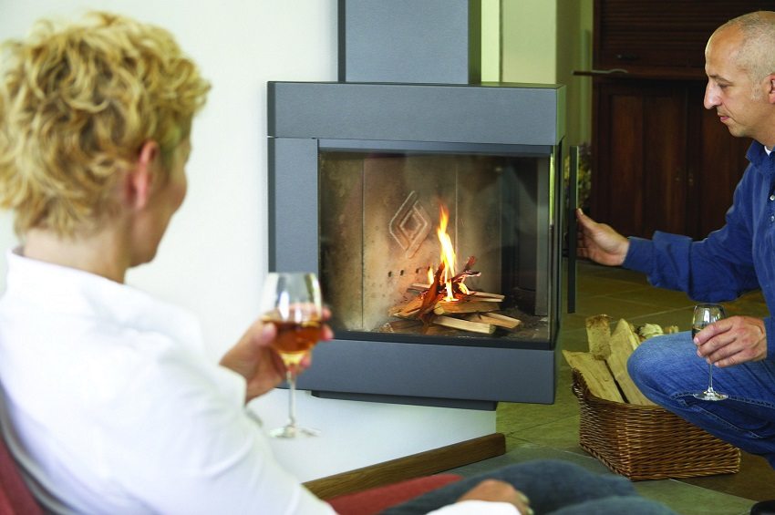 Το τζάκι δημιουργεί μια ξεχωριστή ατμόσφαιρα στο σπίτι και καθορίζει το στιλ του εσωτερικού Το τζάκι δημιουργεί μια ξεχωριστή ατμόσφαιρα στο σπίτι και καθορίζει το στιλ του εσωτερικού