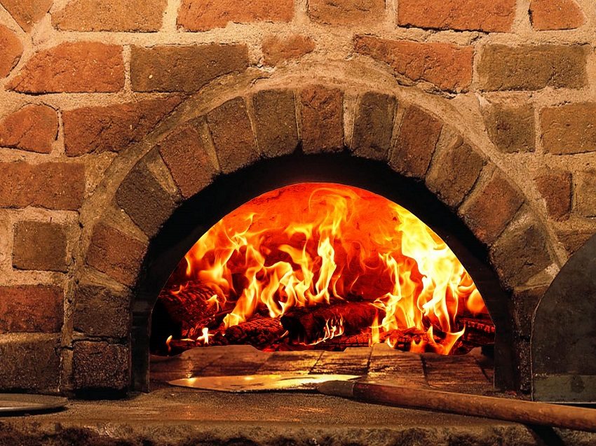 Για να διασφαλιστεί η λειτουργία του κλιβάνου, απαιτείται η συνεχής συντήρησή του: τοποθέτηση καυσόξυλων, καθαρισμός λάκκων τέφρας και καμινάδων, παρακολούθηση της διαδικασίας καύσης, ρύθμιση του βυθίσματος Για να διασφαλιστεί η λειτουργία του κλιβάνου, απαιτείται η συνεχής συντήρησή του: τοποθέτηση καυσόξυλων, καθαρισμός λάκκων τέφρας και καμινάδων, παρακολούθηση της διαδικασίας καύσης, ρύθμιση του βυθίσματος