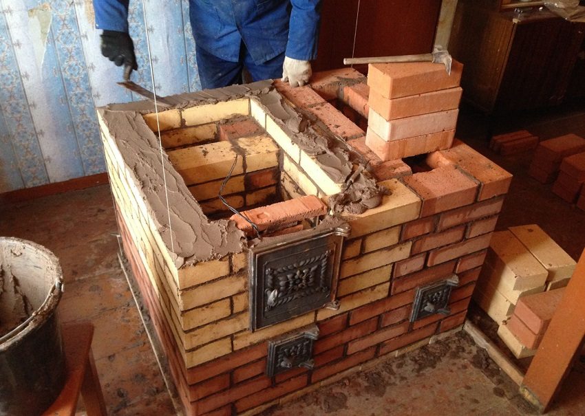 Για να εξοπλίσετε τη σόμπα, είναι καλύτερα να χρησιμοποιήσετε τις υπηρεσίες ενός έμπειρου κατασκευαστή Για να εξοπλίσετε τη σόμπα, είναι καλύτερα να χρησιμοποιήσετε τις υπηρεσίες ενός έμπειρου κατασκευαστή