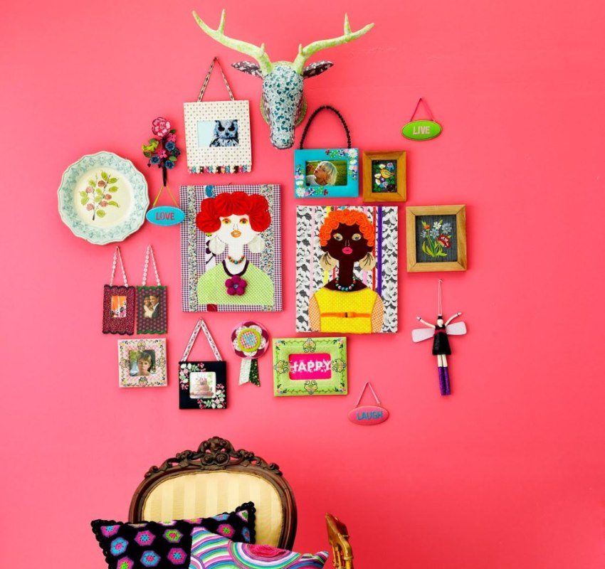 Rammer med fotografier og tegninger er placeret på den lyserøde mur. Rammer med fotografier og tegninger er placeret på den lyserøde mur.