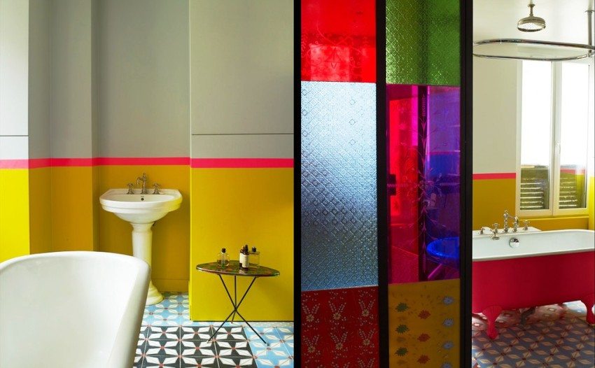 Stilfuld kombination af grå, gule og lyserøde nuancer i badeværelsesdesignet Stilfuld kombination af grå, gule og lyserøde nuancer i badeværelsesdesignet