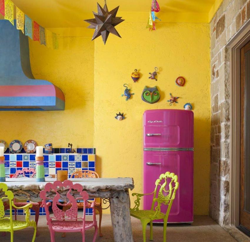 Gul tekstureret maling blev brugt til udsmykningen af køkkenets vægge Gul tekstureret maling blev brugt til udsmykningen af køkkenets vægge