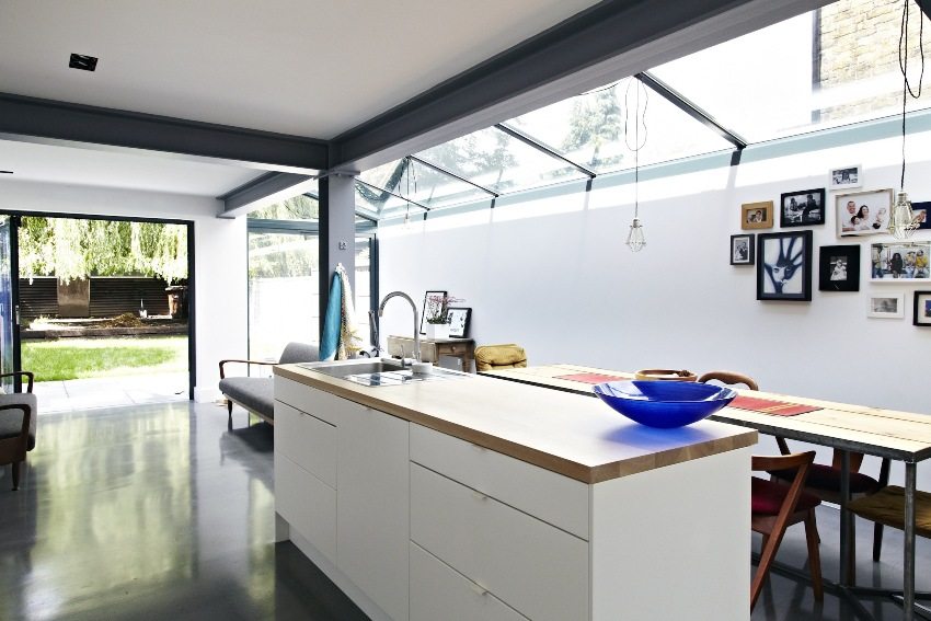 Таванът е украсен с комбинация от бели и тъмно сиви цветове Таванът е украсен с комбинация от бели и тъмно сиви цветове