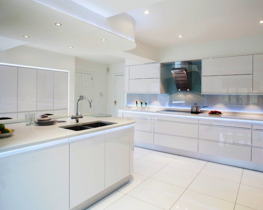 Двустепенният таван от гипсокартон ще намали височината на кухнята с поне 10 см Двустепенният окачен таван от гипсокартон ще намали височината на кухнята с поне 10 см