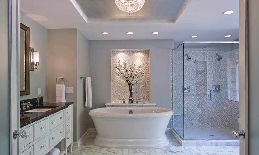 תקרה תלויה דו מפלסית בחדר הרחצה עם זרקורים שקועים תקרה תלויה דו מפלסית בחדר הרחצה עם זרקורים שקועים