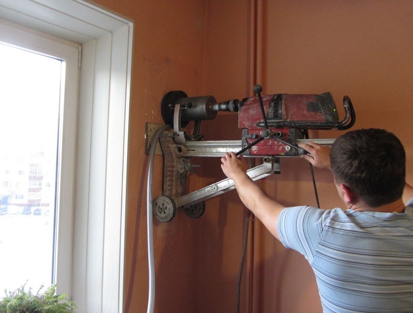 Poraa reikä ilmanvaihtoventtiilin asentamiseksi seinään Poraa reikä ilmanvaihtoventtiilin asentamiseksi seinään