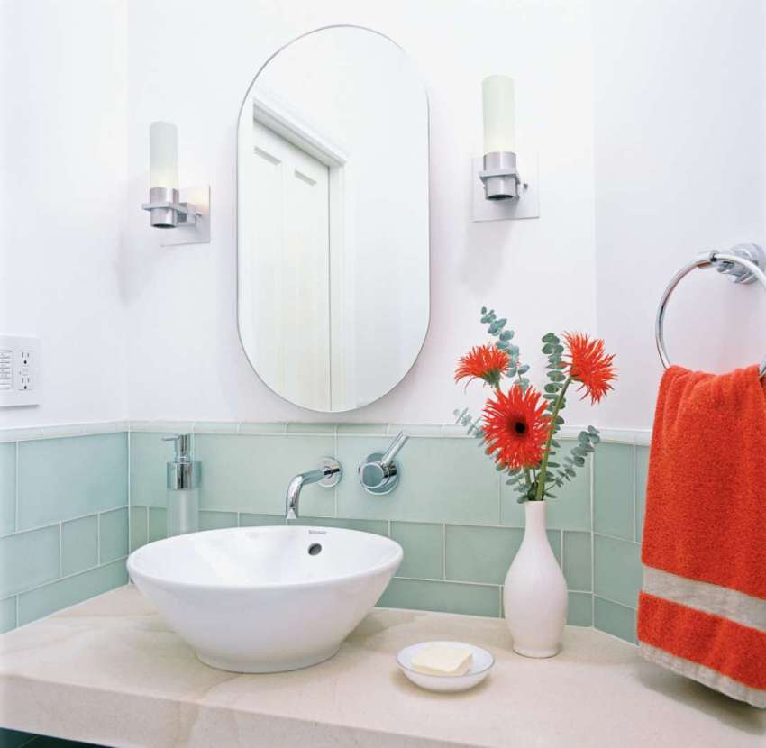 Ein rundes Keramikspülbecken auf einer Marmorplatte Ein rundes Keramikspülbecken auf einer Marmorplatte