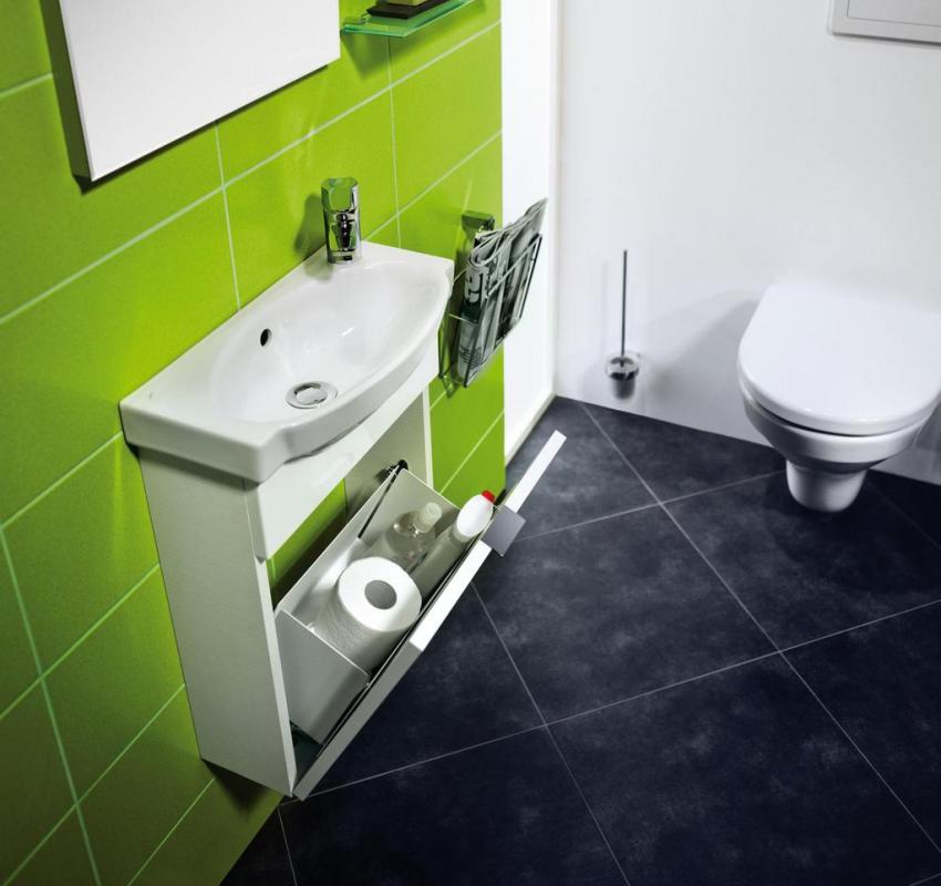 Kompaktes Fayence-Waschbecken auf einem Konsolenschrank Kompaktes Fayence-Waschbecken auf einem Konsolenschrank