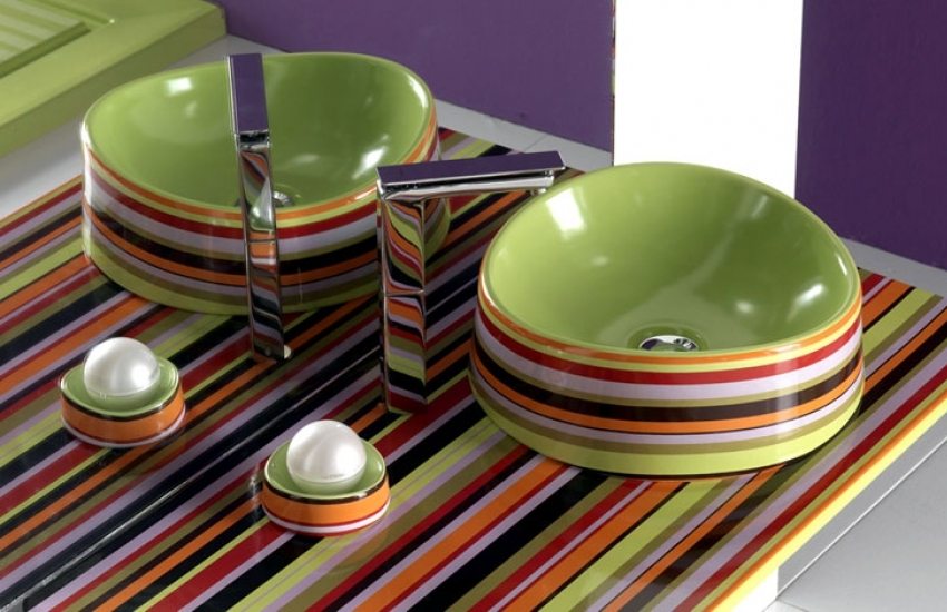 Kreatives Sanitärset aus Arbeitsplatten, Waschbecken und Seifenschalen Kreatives Sanitärset aus Arbeitsplatten, Waschbecken und Seifenschalen