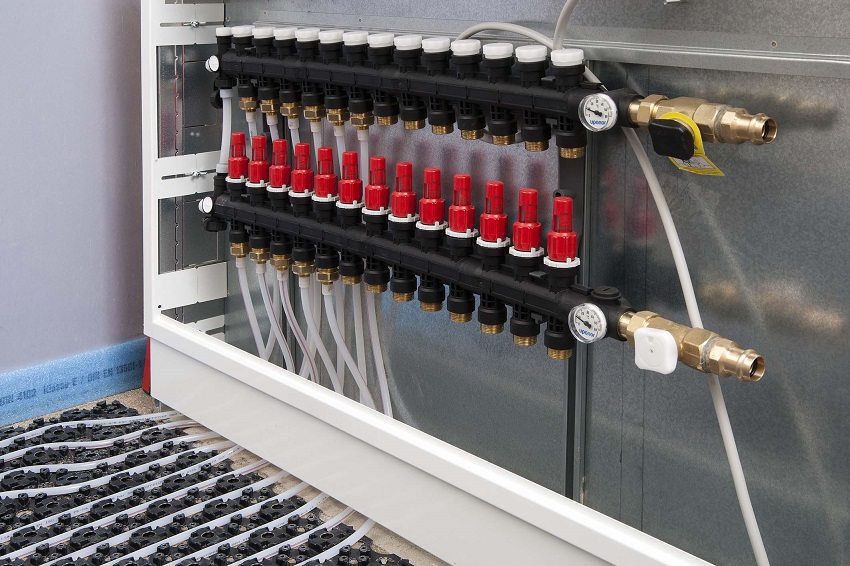 Шкаф за колектори със свързана система за подово отопление Шкаф за колектори със свързана система за подово отопление