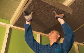 Ang pagkakabukod ng ingay ng kisame sa apartment sa ilalim ng isang kahabaan ng kisame