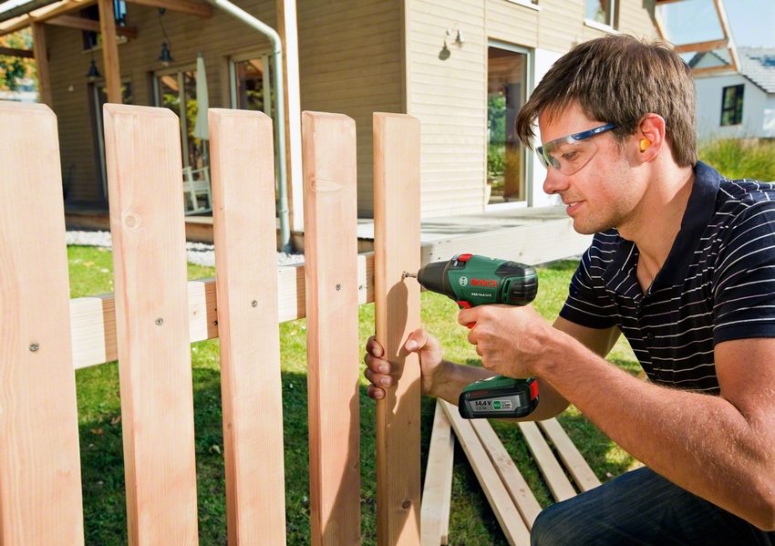 Głównym zadaniem wkrętaka jest wkręcanie lub wykręcanie elementów mocujących Głównym zadaniem wkrętaka jest wkręcanie lub wykręcanie elementów mocujących