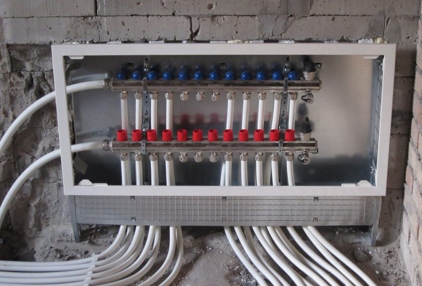 Kabinet Manifold untuk sistem pemanasan dengan pemanasan bawah lantai yang diperbuat daripada polipropilena Kabinet Manifold untuk sistem pemanasan dengan pemanasan bawah lantai yang diperbuat daripada polipropilena