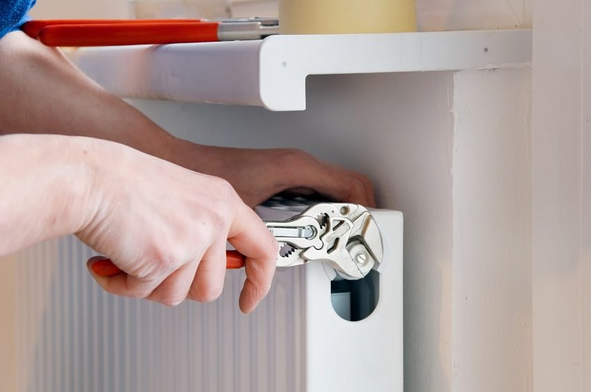 Dengan menggunakan kren Mayevsky, anda boleh menyesuaikan pembahagian penyejuk di radiator Dengan menggunakan kren Mayevsky, anda boleh menyesuaikan pembahagian penyejuk di radiator