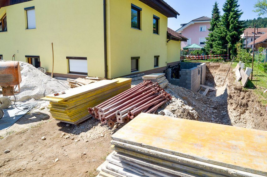 Hus laget av forskjellige materialer: ved, murstein, ramme - vil kreve forskjellige teknologier for å fôre fundamentet Hus laget av forskjellige materialer: ved, murstein, ramme - vil kreve forskjellige teknologier for å fôre fundamentet