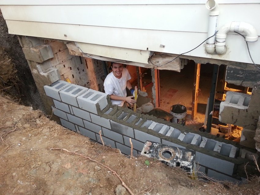 Rekonstruksjon av fundamentet er nødvendig hvis det gamle fundamentet til huset har mistet styrke og begynte å kollapse Rekonstruksjon av fundamentet er nødvendig hvis det gamle fundamentet til huset har mistet styrke og begynte å kollapse