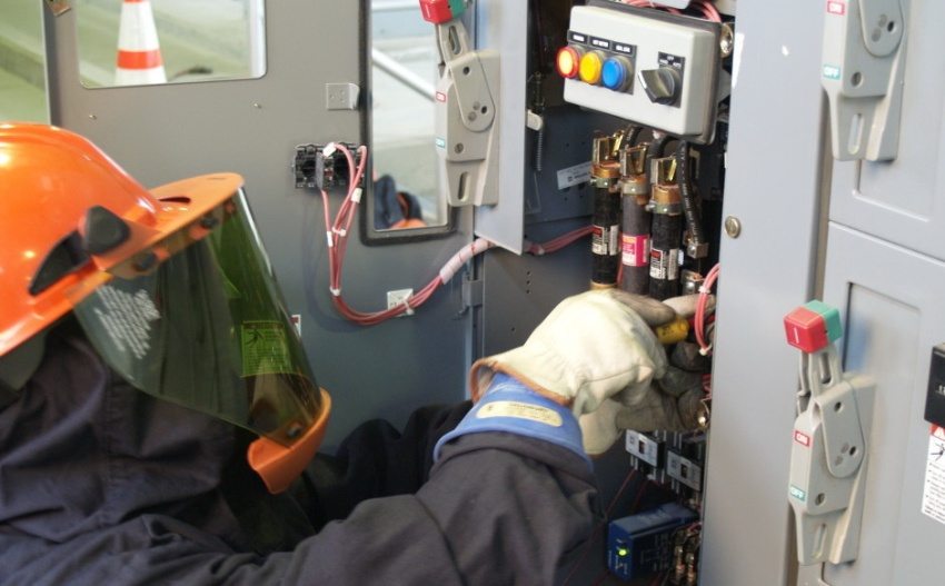 Najčešće u prigradskim naseljima postoji smanjeni napon u elektroenergetskoj mreži Najčešće u prigradskim naseljima postoji smanjeni napon u elektroenergetskoj mreži