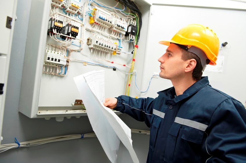 Stationære stabilisatorer er forbundet til tavlen, og lokale stabilisatorer er forbundet direkte til elektriske apparater