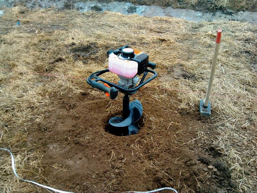 Za kopanje rupa koristite posebnu bušilicu za stupove Za kopanje rupa koristite posebnu bušilicu za stupove