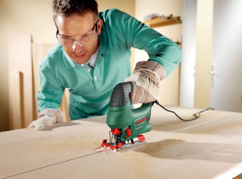 מסורי ג'יגס עם עוצמה הם עוצמתיים, אך פחות ניידים מדגמים אלחוטיים מסורי ג'יגס עם עוצמה הם עוצמתיים, אך פחות ניידים מדגמים אלחוטיים