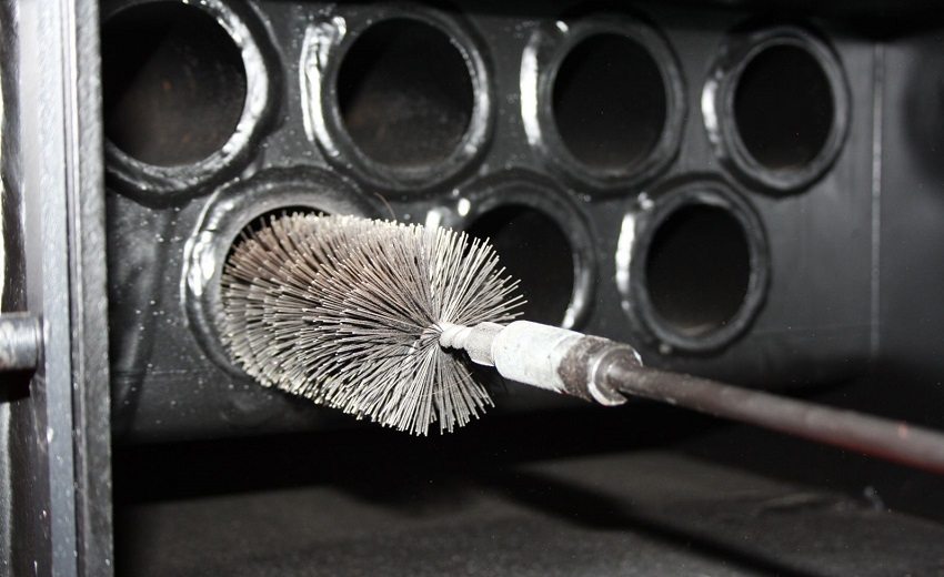 Pour prolonger la durée de vie, il est nécessaire de nettoyer périodiquement la chaudière à combustible solide Pour prolonger la durée de vie, il est nécessaire de nettoyer périodiquement la chaudière à combustible solide