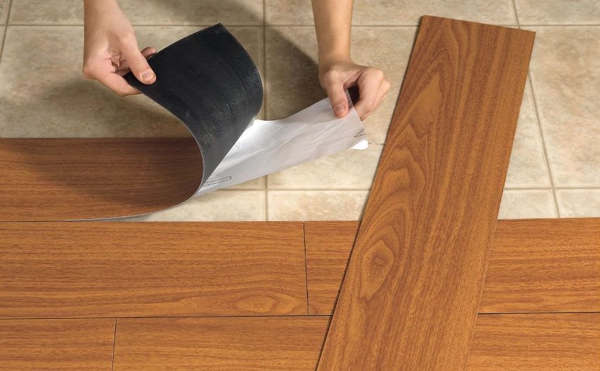 Đặt tấm vinyl laminate lên lớp nền tự dính bằng tay của chính bạn Đặt tấm vinyl laminate lên lớp nền tự dính bằng tay của chính bạn