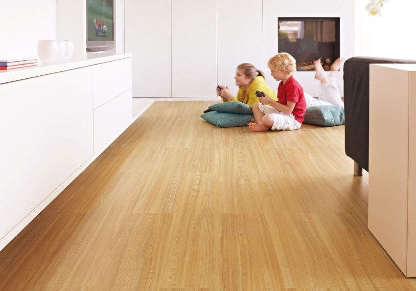 Lớp trang trí trên cùng của lớp phủ vinyl có thể bắt chước đá, gỗ, gạch, laminate hoặc bất kỳ mẫu nào khác Lớp trang trí trên cùng của lớp phủ vinyl có thể bắt chước đá, gỗ, gạch, laminate hoặc bất kỳ mẫu nào khác