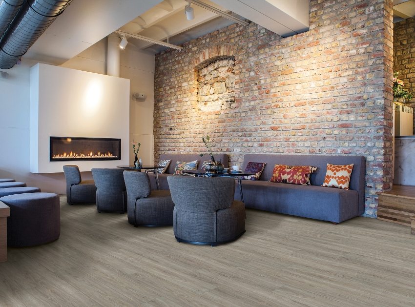 Vinyl laminate không sợ trầy xước và nứt, nó không tạo thành vết lõm từ chân đồ nội thất Vinyl laminate không sợ trầy xước và nứt, nó không tạo thành vết lõm từ chân đồ nội thất