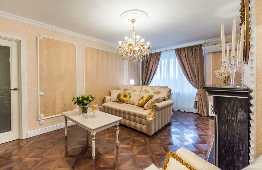 Paneldekorasjon i interiøret ved hjelp av flytende tapet Paneldekorasjon i interiøret ved hjelp av flytende tapet