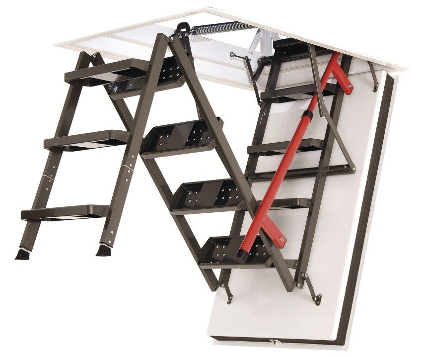 Sammenleggbar metallstige med isolert luke Sammenleggbar metallstige med isolert luke