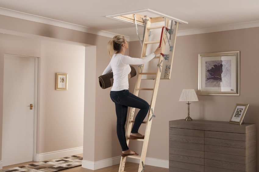 Den ene delen av foldestigen er festet til lukeoverflaten Den ene delen av foldestigen er festet til lukeoverflaten