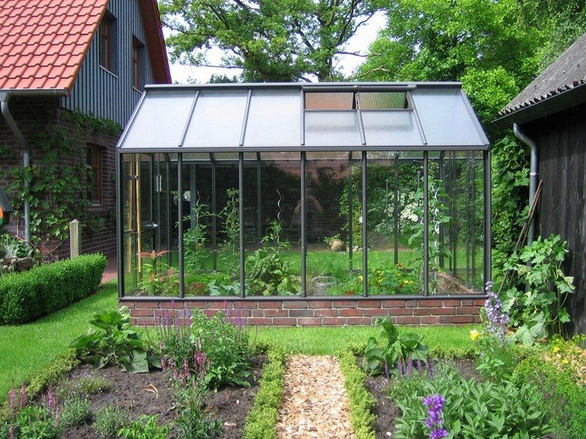Szklarnię na dachu dwuspadowym można wykorzystać do uprawy roślin o różnej wysokości Szklarnię na dachu dwuspadowym można wykorzystać do uprawy roślin o różnej wysokości