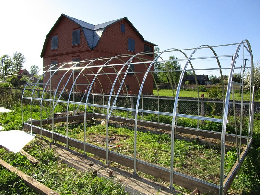 Rama szklarni wykonana z ocynkowanego profilu Rama szklarni wykonana z ocynkowanego profilu