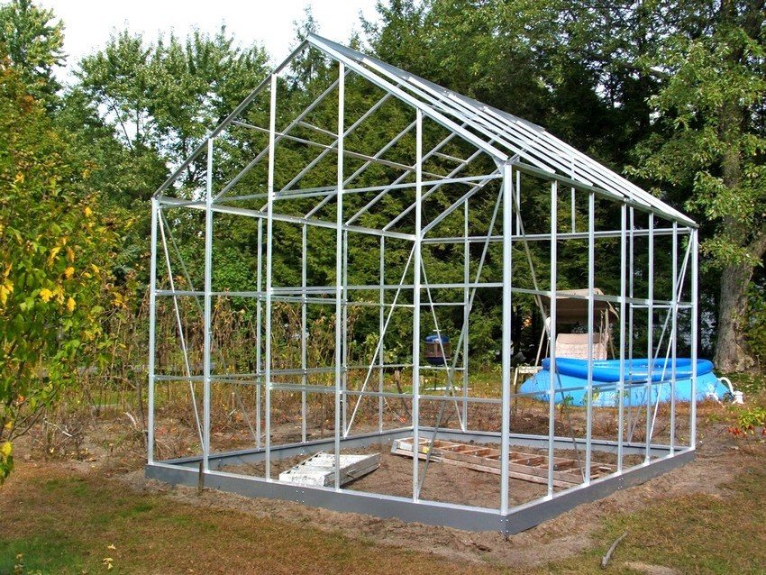 Profilowana rura wykonana z metalu zapewnia dużą wytrzymałość i niezawodność konstrukcji Profilowana rura wykonana z metalu zapewnia dużą wytrzymałość i niezawodność konstrukcji