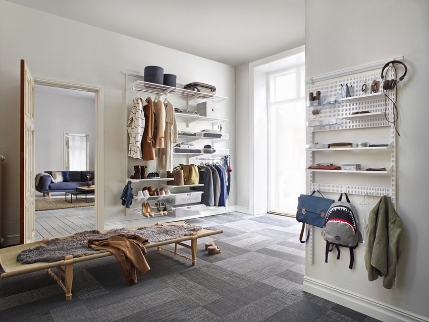 I en stor gang ser matt overflater av vegger, tak og gulvbelegg seg bra ut I en stor gang ser matt overflater av vegger, tak og gulvbelegg seg bra ut